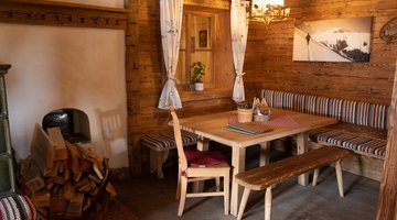 Tisch im Innenraum der Melkalm
