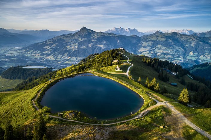 Panoramabild Hahnenkamm mit See