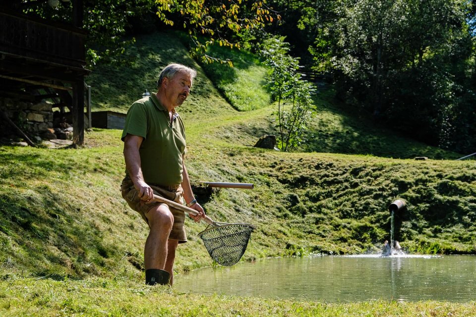 Mann beim Fische fangen 