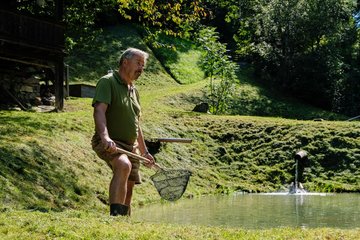 Mann beim Fische fangen 