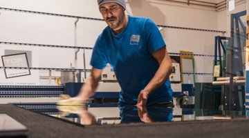 Ein Mann in einer Glaserei