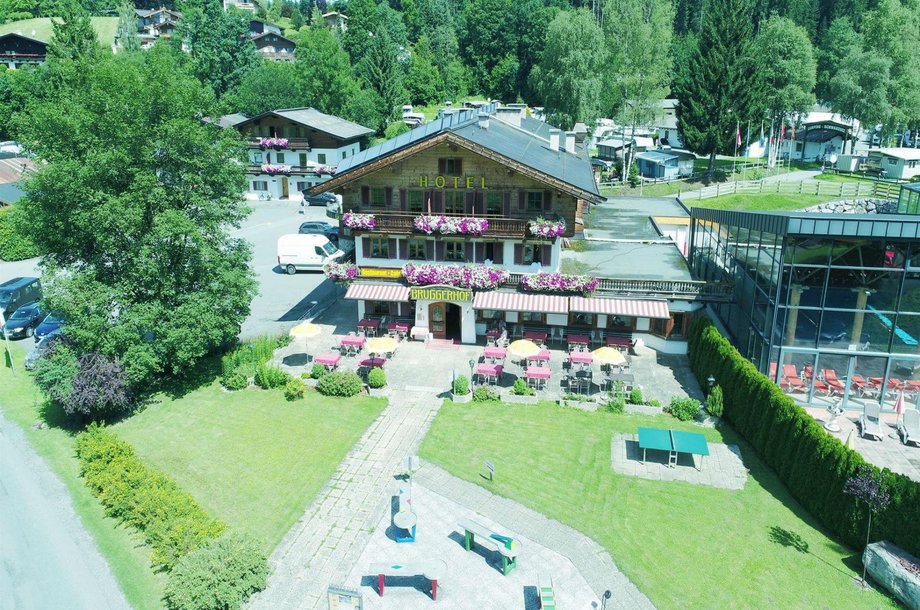 Bruggerhof-mit-Greissler.jpg